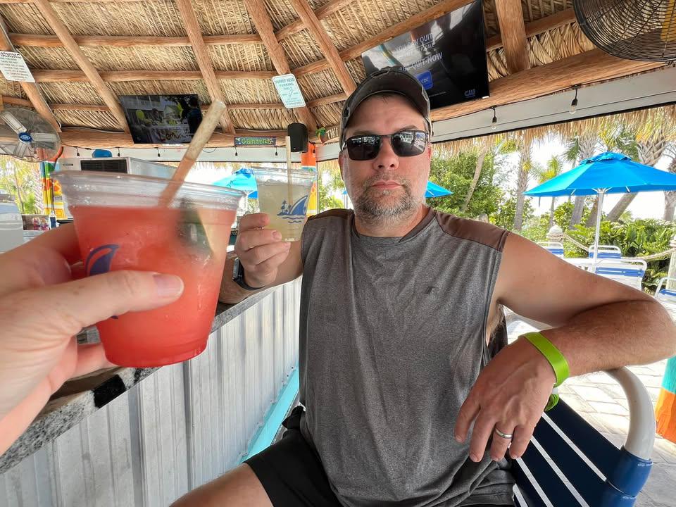 Steve and Kate enjoy some Margaritas at the Margaritaville RV Resort bar